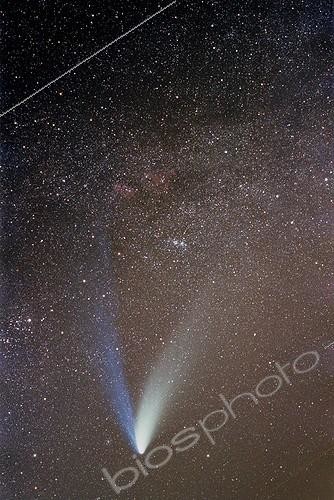Biosphoto | 1255089 | Comet Hale-Bopp through a field of stars  ; In binoculars, the comet Hale-Bopp was an incredible show with two tails well separated. Here, it passes through a star field between the constellations Perseus (left) and Cassiopeia (right). Note the presence of the double cluster in Perseus between the two tails.  | &copy; Laurent Laveder / Biosphoto