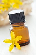 Biosphoto | 1255054 | Common Saint Johnswort essential oil and flower | &copy; Frédérique Bidault / Biosphoto