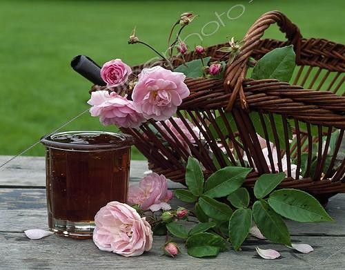Biosphoto | 1480547 | Confiture de rose et Roses dans un panier au jardin | &copy; Gilles Le Scanff & Joëlle-Caroline Mayer / Biosphoto
