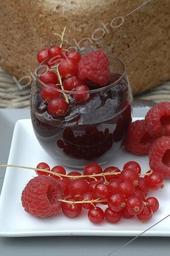 Biosphoto | 2073116 | Confiture maison de fruits rouges : groseilles et framboises bio | &copy; Catherine Fruhinsholz / Biosphoto