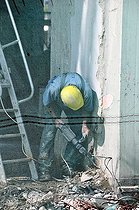 Biosphoto | 1603532 | Construction worker at the Lufthansa high-rise building, headquarters of the German airline until 2007, Deutzer bank of the Rhine River, maxCologne redevelopment project, renovation until 2012, Cologne, North Rhine-Westphalia, Germany, Europe | © Walter G. Allgoewer / imageBROKER / Biosphoto