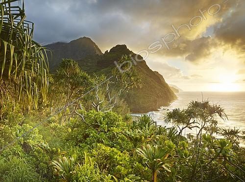 Biosphoto | 2093874 | Coucher de soleil sur la cote de Na Pali (ou Napali), Kaua'i, Hawaï, Etats-Unis, Amerique du Nord | &copy; Christian Vorhofer / imageBROKER / Biosphoto