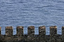Biosphoto | 1601353 | Crenelations along the walls of the Topkapi Palace on the Bosphorus Strait, Istanbul, Turkey | © Florian Kopp / imageBROKER / Biosphoto