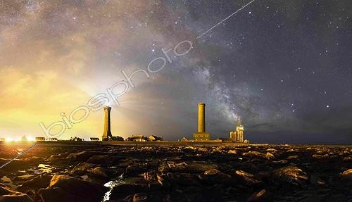 Biosphoto | 2007954 | Crépuscule astronomique à Penmarc'h - Bretagne France ; De fins nuages (des cirrus) diffusent la lumière des étoiles et permettent d'en apprécier l'éclat et la couleur. Les cirrus sont orangés à gauche car ils reflètent la lumière des lampadaires orangés, tandis qu'à droite, ils sont sombres car le ciel au-dessus de l'océan est dénué de pollution lumineuse. La Voie lactée apparaît dans une trouée nuageuse au-dessus du sémaphore de Penmarc'h. Tout à droite, l'astre le plus brillant est Saturne.  | © Laurent Laveder / Biosphoto