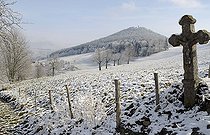 Biosphoto | 1254396 | Croix de dévotion au bord d'un chemin et colline en hiver | &copy; Denis Bringard / Biosphoto