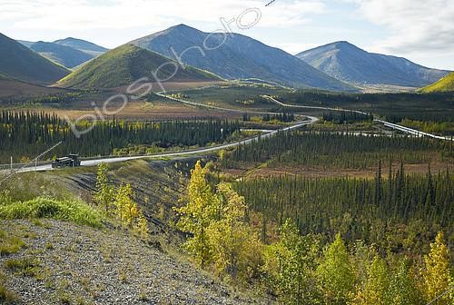Biosphoto | 2149847 | Dalton Highway : de Fairbanks à Prudhoe Bay, Trans Alaska Pipeline System (TAPS), En automne le pipeline dans son trajet aérien au sud de la chaine de Brooks (Brooks Range) et du col d' Atigun (Atigun Pass ,mile 244 ), Alaska, USA | &copy; Robert Valarcher / Biosphoto