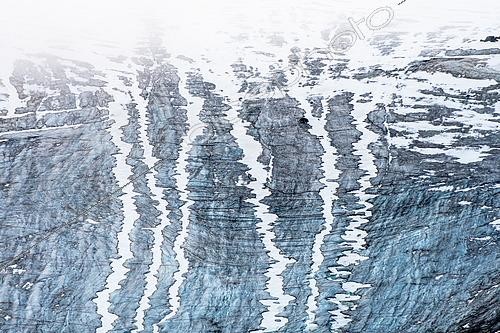 Biosphoto | 2564290 | Dessins abstrait de neige et de glace sur un glacier bleuté de la côte Est de l'île Spitzberg, archipel du Svalbard | &copy; Raphaël Sané / Biosphoto