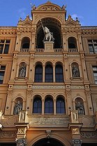 Biosphoto | 1606250 | Detail of the front facade at Schwerin Castle with equestrian statue of Niklot I., 1090-1160, chief of the Slavic Obotrite tribe federation, view from the courtyard, the castle was built between 1845 and 1857 during romantic historicism, Lennéstrasse 1, Schwerin, Mecklenburg-Western Pomerania, Germany, Europe | © Helmut Meyer zur Capellen / imageBROKER / Biosphoto