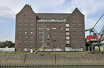 Biosphoto | 1605621 | Disused RWSG warehouse and a harbor crane, future site of the State Archives of NRW, Inner Harbour, Duisburg, North Rhine-Westphalia, Germany, Europe | © Walter G. Allgoewer / imageBROKER / Biosphoto