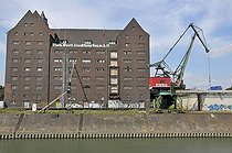 Biosphoto | 1605622 | Disused RWSG warehouse and a harbor crane, future site of the State Archives of NRW, Inner Harbour, Duisburg, North Rhine-Westphalia, Germany, Europe | © Walter G. Allgoewer / imageBROKER / Biosphoto