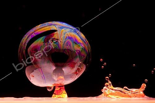 Biosphoto | 2124755 | Drop of colored water and soap bubble on black background | &copy; Joël Héras / Biosphoto