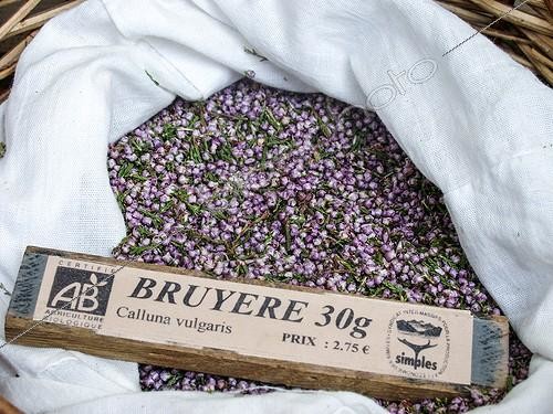 Biosphoto | 2065338 | Dry plant (Calluna vulgaris) for infusion with its name in a basket | &copy; Alexandre Sattler / Biosphoto
