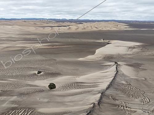 Biosphoto | 2622120 | Dunes barkhane et motifs de sable à la lisière du désert du Namib. Vue aérienne. Prise de vue par drone. Côte des Squelettes, Namibie. | &copy; Thomas Dressler / Biosphoto
