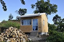 Biosphoto | 1603673 | Earthquake-proof prefab home that was given to the victims of the January 2010 earthquake as part of a reconstruction programme by an international aid organisation, Palmiste-a-Vin, Leogane, Haiti, Caribbean, Central America | © Florian Kopp / imageBROKER / Biosphoto