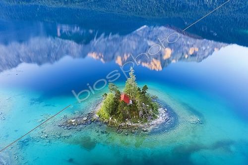 Biosphoto | 2454872 | Eibsee lake with Schönbichl Island and water reflection of the Zugspitze in the morning light, near Grainau, Werdenfelser Land, aerial photo, Upper Bavaria, Bavaria, Germany, Europe | &copy; Martin Siepmann / imageBROKER / Biosphoto