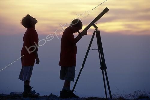 Biosphoto | 147567 | Enfants observant le ciel avec un télescope France | © Michel Gunther / Biosphoto