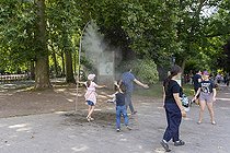 Biosphoto | 2588056 | Enfants vue de dos jouant dans un brumisateur pour se rafraichir un jour de canicule dû à une vague de chaleur dans le parc de la Citadelle de Lille, France. | &copy; Antoine Boureau / Biosphoto