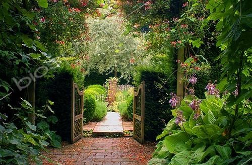 Biosphoto | 17518 | Entrée de jardin et pergola Jardins de Plantbessin | &copy; Frédéric Didillon / Biosphoto