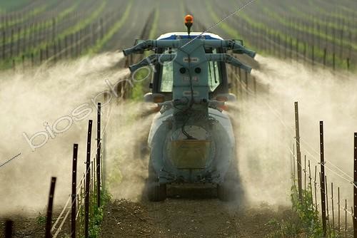 Biosphoto | 483007 | Epandage de pesticides dans une vigne au printemps | &copy; Régis Domergue / Biosphoto