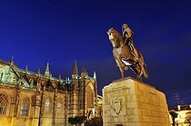 Biosphoto | 1606003 | Equestrian statue of King Nuno Alvares Pereira in front of the Dominican monastery Mosteiro de Santa Maria da Vitoria at night, World Heritage, Batalha, Portugal, Europe | © Florian Kopp / imageBROKER / Biosphoto