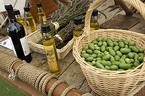 Biosphoto | 2304352 | Exposition de produits régionaux, huile d’olive, vin AOC Bandol, lavande, Journées du Patrimoine, le port, Sanary-sur-Mer, Var (83), France | &copy; Denis Bringard / Biosphoto