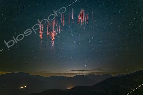 Biosphoto | 2590711 | Farfadets au dessus d'un orage situé près de Lyon. Face aux Alpes, sylphes rouges au dessus d'un orage situé à Lyon depuis les Alpes-Maritimes, France | &copy; Christophe Suarez / Biosphoto
