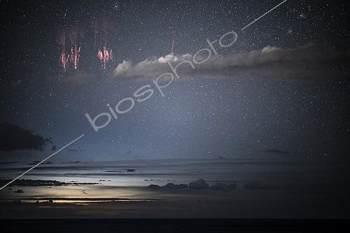 Biosphoto | 2590654 | Farfadets ou sylphes rouges en Méditerranée. Farfadets ou sylphes rouges (red sprites) au dessus d'un orage puissant situé à 300 kms de Saint-Raphaël, Var, France. De puissants coups de foudre positifs déclenchent ces phénomènes lumineux transitoire. difficiles à percevoir à l'œil nu. | &copy; Christophe Suarez / Biosphoto