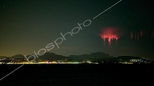 Biosphoto | 2590708 | Farfedets au dessus de Saint-Raphaël et l'Estérel, Var, France. Sylphes rouges au dessus d'un orage situé en Adriatique, à plus de 500 kms de ma position. Capture vidéo réalisée face à Saint-Raphaël et le massif de l'Estérel une nuit éclairée par la lune. | &copy; Christophe Suarez / Biosphoto