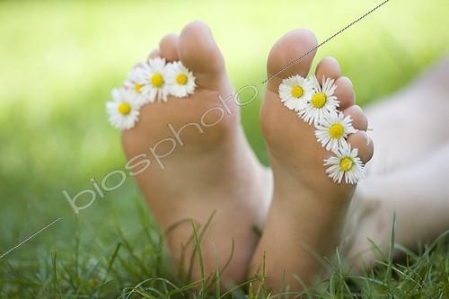 Biosphoto | 337970 | Feet decorated with daisies in the grass in spring | © Frédérique Bidault / Biosphoto