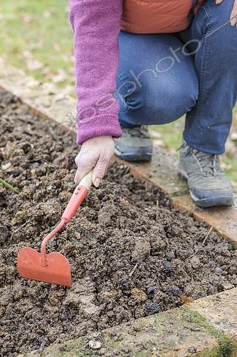 Biosphoto | 2572633 | Femme façonnant une butte dans un petit potager en terre argileuse avant semis. | &copy; Jean-Michel Groult / Biosphoto