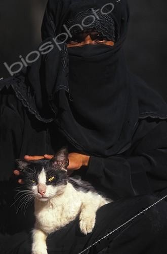 Biosphoto | 59662 | Femme voilée caressant un chat Ile de Lamu Kenya | &copy; J.-M. Labat & F. Rouquette / Biosphoto