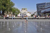 Biosphoto | 1605526 | Field of water jets in front of the the Municipal Theater, Koenigstrasse, King Street, Duisburg, North Rhine-Westphalia, Germany, Europe | © Walter G. Allgoewer / imageBROKER / Biosphoto
