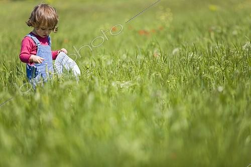 Biosphoto | 336457 | Fillette marchant dans un champ de graminées France ; Age : 20 mois | &copy; Frédérique Bidault / Biosphoto