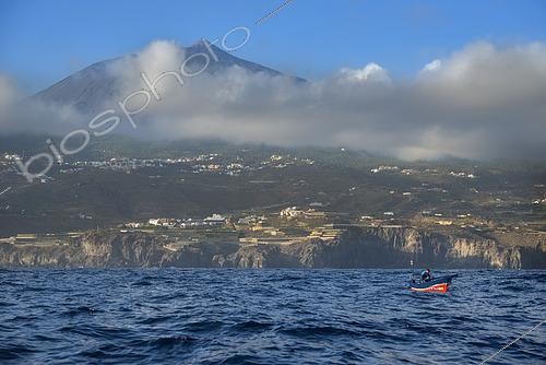 Biosphoto | 2609493 | Fisherman on the north coast of Tenerife, Teide volcano in the background. Fishing sector. Shrimp fishing (Plesionika narval) is a professional and artisanal activity carried out from small boats. Traps are placed on the seabed at depths of between 50 and 150 meters, and some fish are caught there. It is practiced year-round, although catches are more abundant in summer. Production is mainly for local consumption. BOAT: El Terror de los Mares. FISHERMAN: Frisco. San Marcos Fishermen's Guild of Icod de los Vinos, Tenerife, Canary Islands. | © Sergio Hanquet / Biosphoto