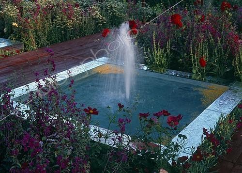 Biosphoto | 698849 | Flowered garden fountain | &copy; Gilles Le Scanff & Joëlle-Caroline Mayer / Biosphoto