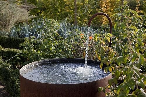 Biosphoto | 1330134 | Fontaine dans un potager en automne | &copy; NouN / Biosphoto