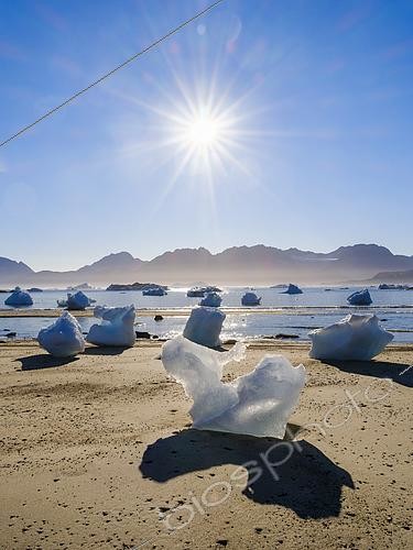 Biosphoto | 2561816 | Fonte de la glace sur le rivage. Paysage du fjord glaciaire de Sermilik (Sermiligaaq) dans la région d'Ammassalik, à l'est du Groenland. | &copy; Martin Zwick / Biosphoto
