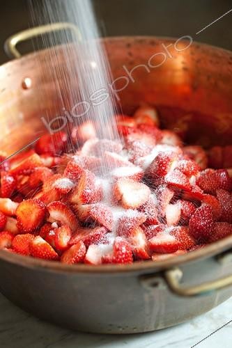 Biosphoto | 892018 | Fraises et sucre dans une bassine à confiture en cuivre | &copy; Philippe Giraud / Biosphoto
