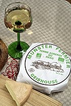 Biosphoto | 2451172 | Fromage Munster fermier AOP, verre de vin d’Alsace, pain, ferme-auberge du Haag, Grand Ballon, Hautes-Vosges, Haut-Rhin, France | &copy; Denis Bringard / Biosphoto