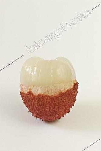 Biosphoto | 1023563 | Fruit de Litchi pelé par moitié en studio | &copy; Nicolas-Alain Petit / Biosphoto