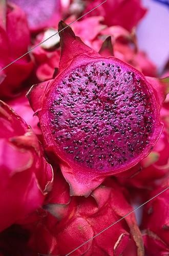 Biosphoto | 161536 | Fruit du dragon sur un marché Hong-Kong Chine | &copy; Antoine Lorgnier / Biosphoto