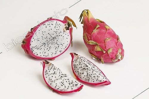 Biosphoto | 1849705 | Fruits du dragon en studio | &copy; M. Grenet & A. Soumillard / Biosphoto