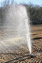 Biosphoto | 2575913 | Fuite d'eau d'un tuyau dans un champ chez un maraicher, Sarthe, Pays de la Loire, France | &copy; Michel Gile / Biosphoto