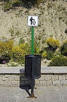 Biosphoto | 1493065 | Garbage belongs in the waste bin, prohibition sign, symbol, graphic, person, cleanliness and order, Calpe, Costa Blanca, Spain | &copy; Barbara Boensch / imageBROKER / Biosphoto