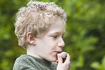 Biosphoto | 1254814 | Garçon sifflant avec une coquille d'escargot | &copy; Frédérique Bidault / Biosphoto