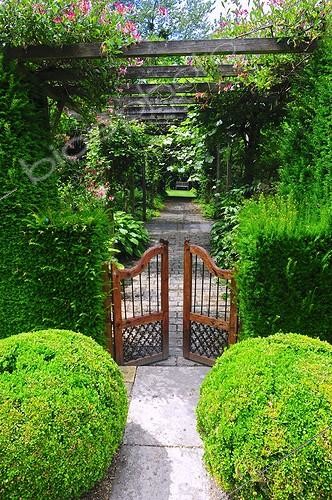 Biosphoto | 943375 | Garden entrance gate under a pergola | &copy; Frédéric Didillon / Biosphoto
