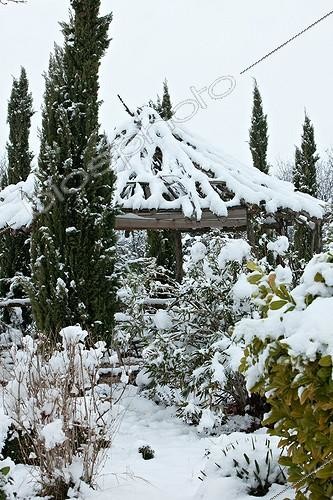 Biosphoto | 1091097 | Garden pavilion under snow in Provence France | &copy; Philippe Giraud / Biosphoto