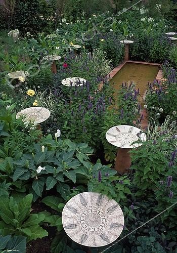 Biosphoto | 1503712 | Garden pound surrounded by bowls ; Landscapers: Ossart-Maurières<br>Bowls: Rachid Koraïchi | &copy; Gilles Le Scanff & Joëlle-Caroline Mayer / Biosphoto