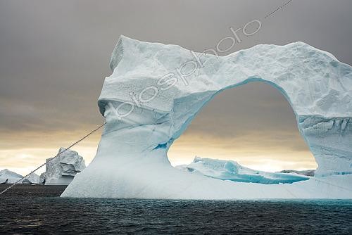 Biosphoto | 2611400 | Gigantesque iceberg avec arche dérivant dans les eaux du nord du Groenland, Savissivik, au coucher de soleil | &copy; Raphaël Sané / Biosphoto