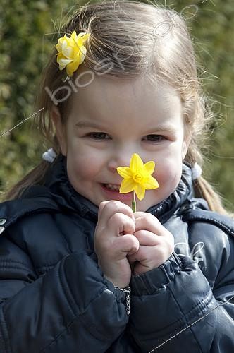 Biosphoto | 2170237 | Girl holding narcissus Tete a Tete | &copy; Visions Pictures / Biosphoto
